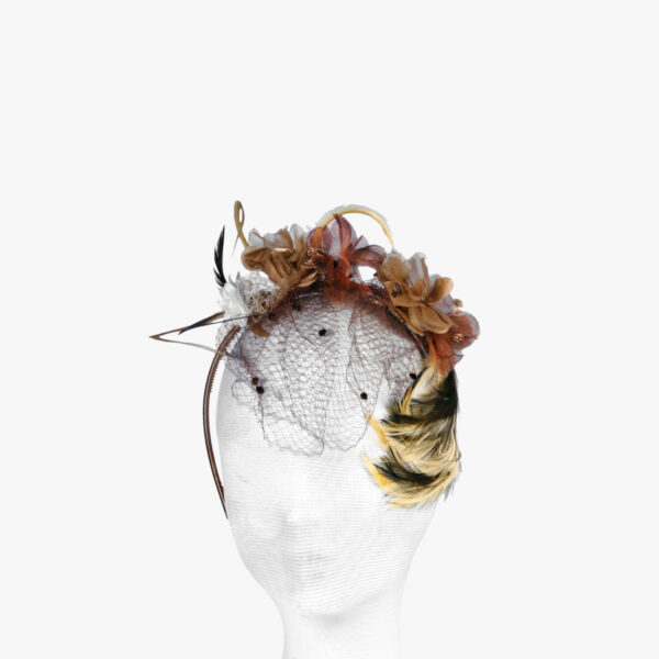 Fascinator montato su cerchietto con fiori e piume, fatto a mano, pezzo  unico - Cappelleria Viarani