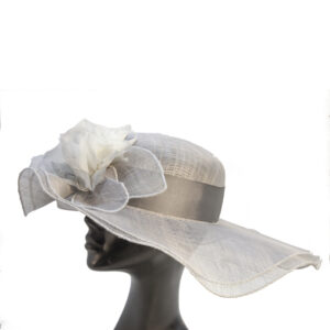 Cappello da cerimonia in sisal con ala doppiata e fiore in organza