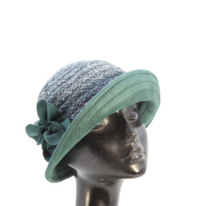 Cloche in treccia di lana con ala in feltro e fiocco laterale, ottanio