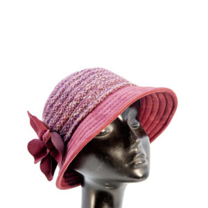 Cloche in treccia di lana con ala in feltro di lana amaranto