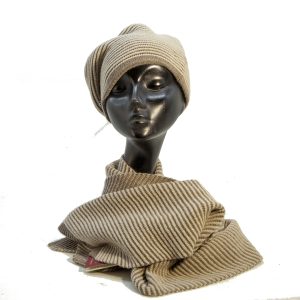 Basco in maglia sui toni del beige