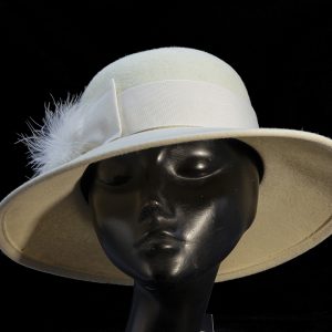 Cloche ad ampia tesa in feltro di lana bianco