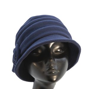 Cappello in pile blu con fiocco laterale