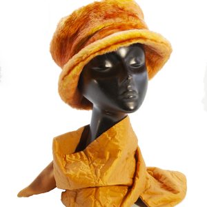 Cappello in ecopelliccia arancione