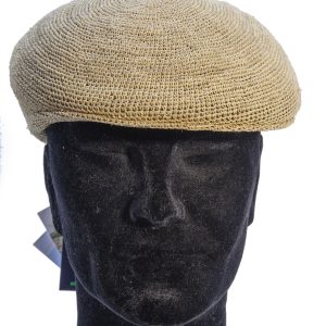 Berretto in rafia lavorata al crochet