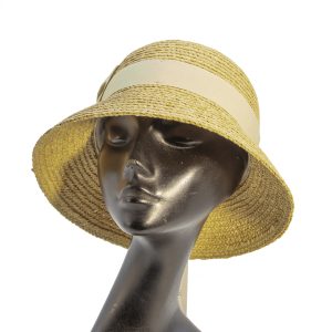 Cloche in paglia naturale con ala chiusa