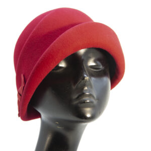 Cloche in feltro di lana con fiocco rubino