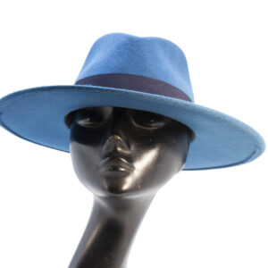 Cappello formato a "Fedora" con ala piana, in feltro di lana, regolabile, produzione Banfi, Italia