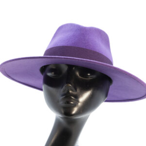 Cappello formato a "Fedora" con ala piana, in feltro di lana, regolabile, produzione Banfi, Italia